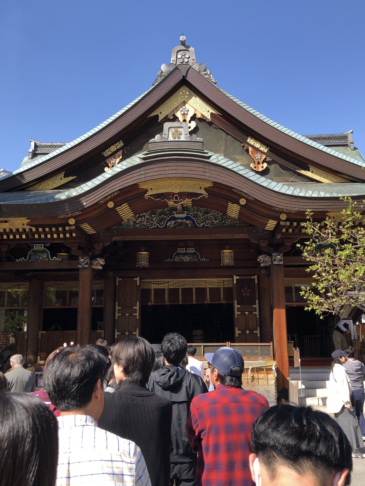 湯島天満宮 本殿です。受験も終わり4月、合格された方々のお礼参拝で参拝の列ができています。