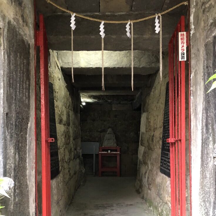 江島杉山神社内、岩屋。「相州江の島の洞窟を模して寛政五年に造られた」とのことです。