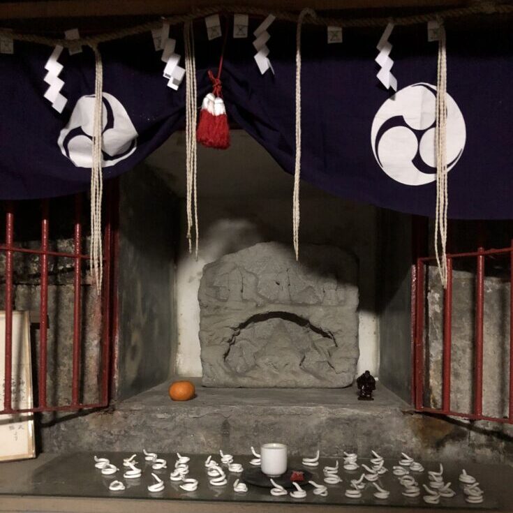 江島杉山神社、岩屋内の宗像三女神像。岩屋内では、弁財天のお使いといわれる白蛇の形代をお供えいただくことができるとのことです。