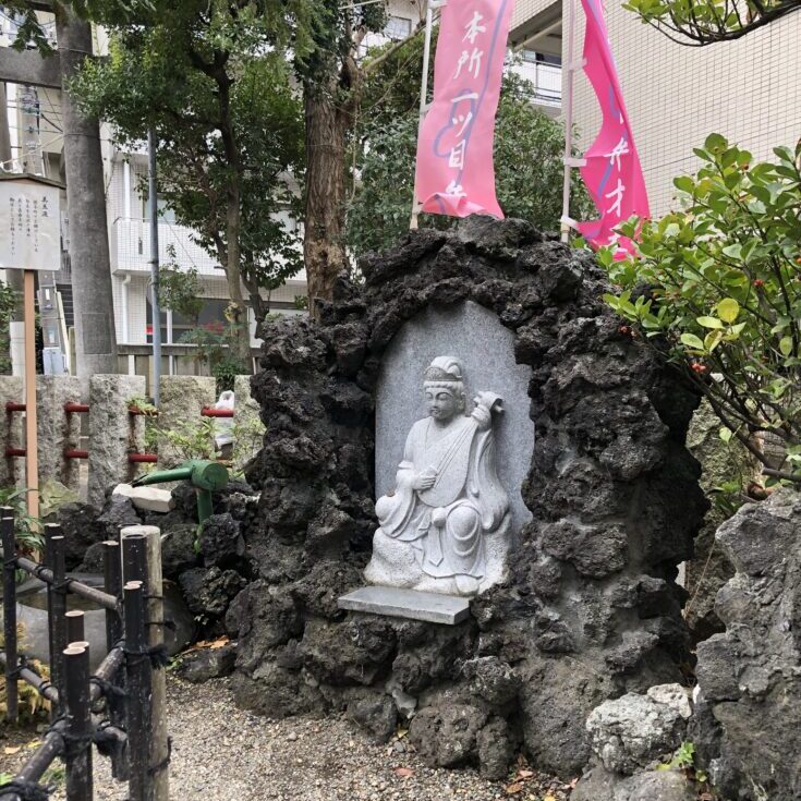 江島杉山神社内、銭新井弁財天様。一番奥で美玉洗できます。「授与所でお頒けしている勾玉をお水で清め美と長寿を祈り御守としてお持ちください。」