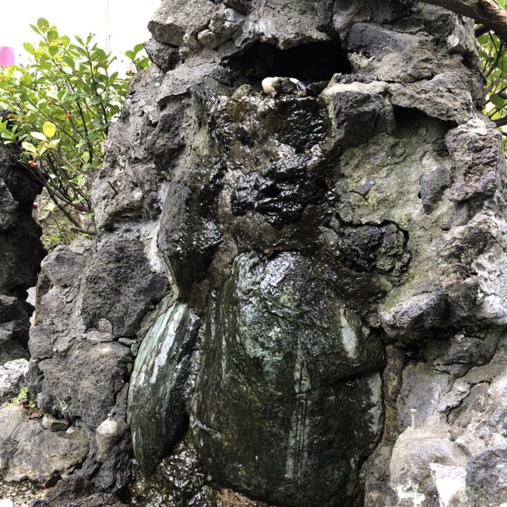 江島杉山神社内、弁財天。浄水が流れ落ちています。