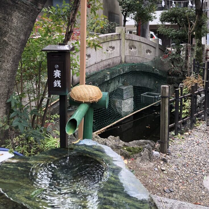 江島杉山神社内、銭洗。「弁財天のご利益である福徳円満を祈り浄水にてお金を洗いお詣りください」