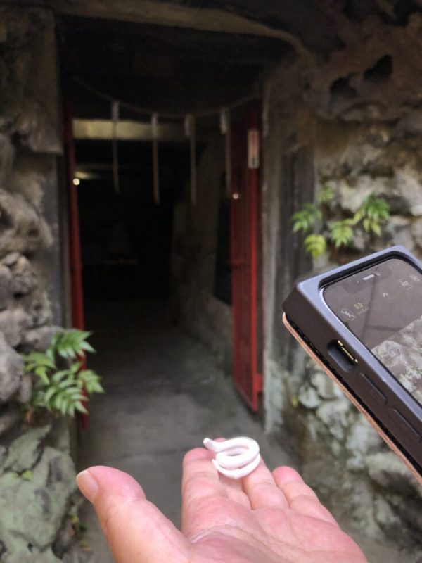 白蛇の形代を奉納。(2025年2月15日撮影)