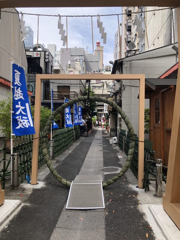 烏森神社_夏越しの大祓で設置の茅の輪