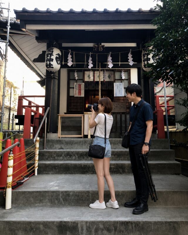 飯倉熊野神社。拝殿前、チーコと蒼井