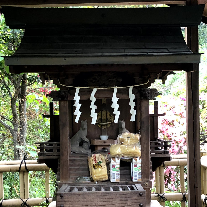白金氷川神社境内内、稲荷社
