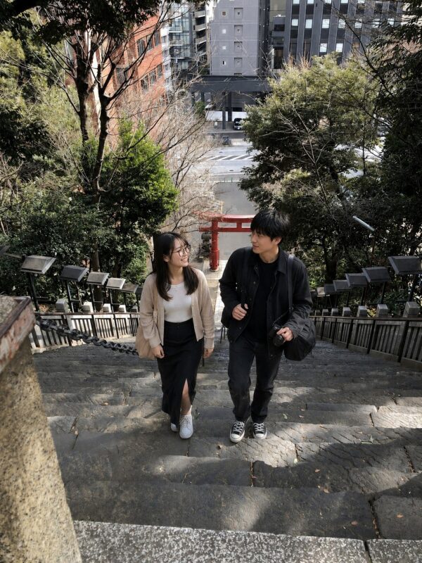 佐久間とヤヨイ、愛宕神社出世の階段（春）