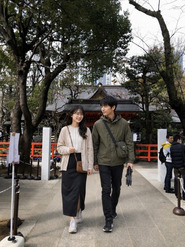 佐久間とヤヨイ、愛宕神社参道
