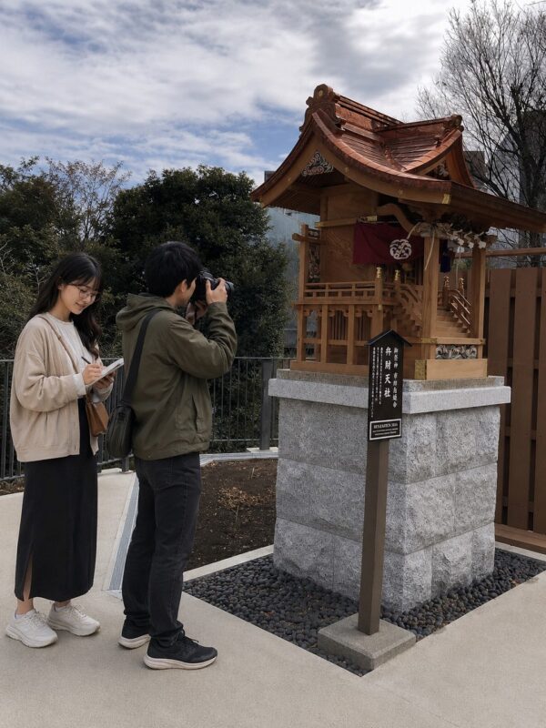 佐久間とヤヨイ、愛宕神社弁天様