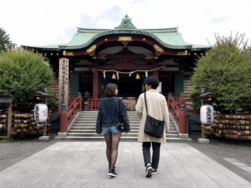 チーコと蒼井_亀戸天神社本殿前にて