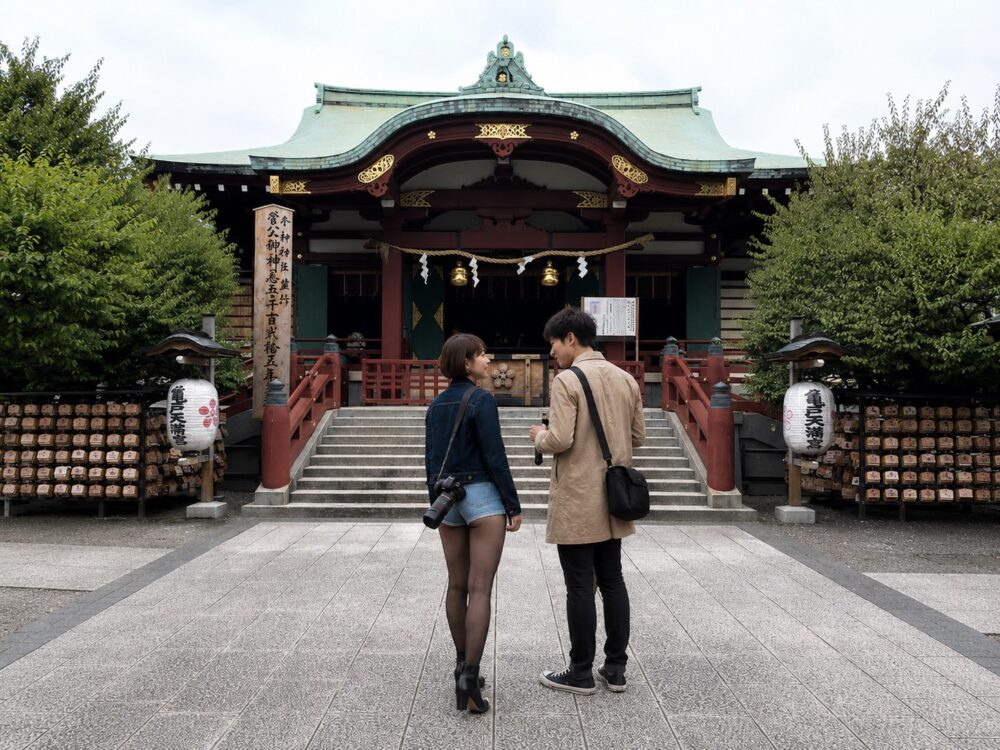 チーコと蒼井_亀戸天神社本殿前にて