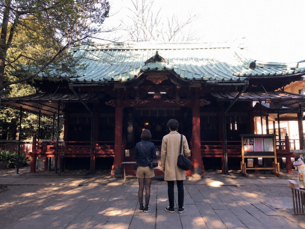 チーコと蒼井坂坂氷川神社本殿前(別時期)