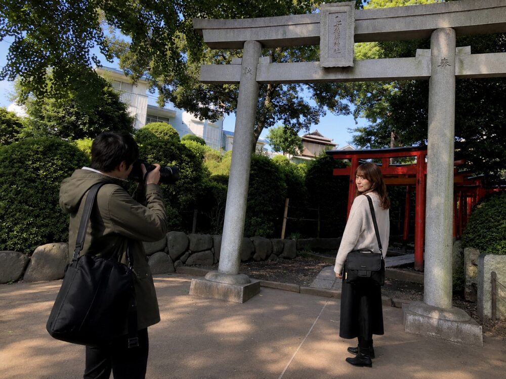 佐久間とやよい、根津神社鳥居撮影