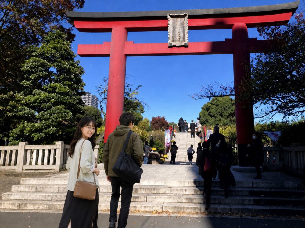 佐久間とヤヨイ_亀戸天神社鳥居前にて