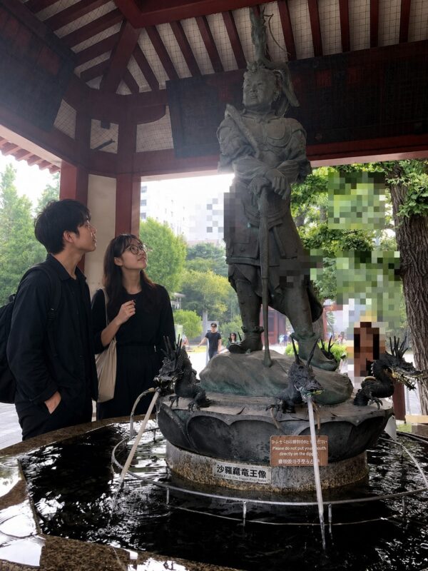 佐久間とヤヨイ浅草寺手水舎