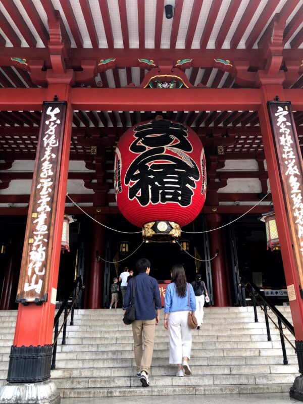 佐久間とヤヨイ浅草寺本殿前