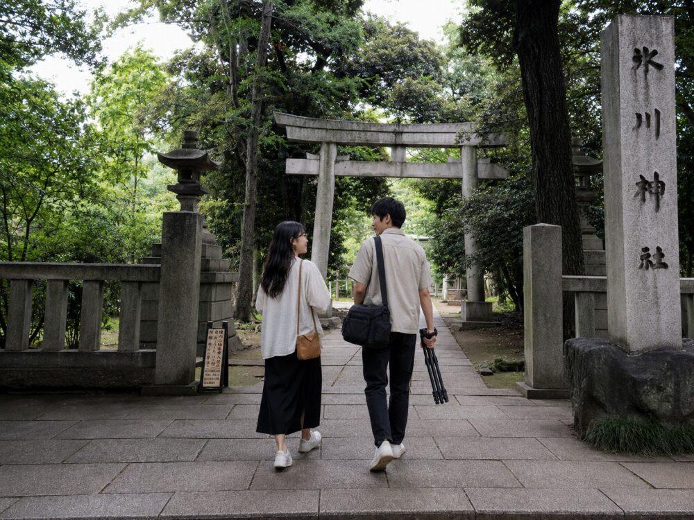 佐久間とヤヨイ赤坂氷川神社鳥居前