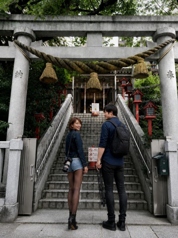 十番稲荷神社、鳥居前にて