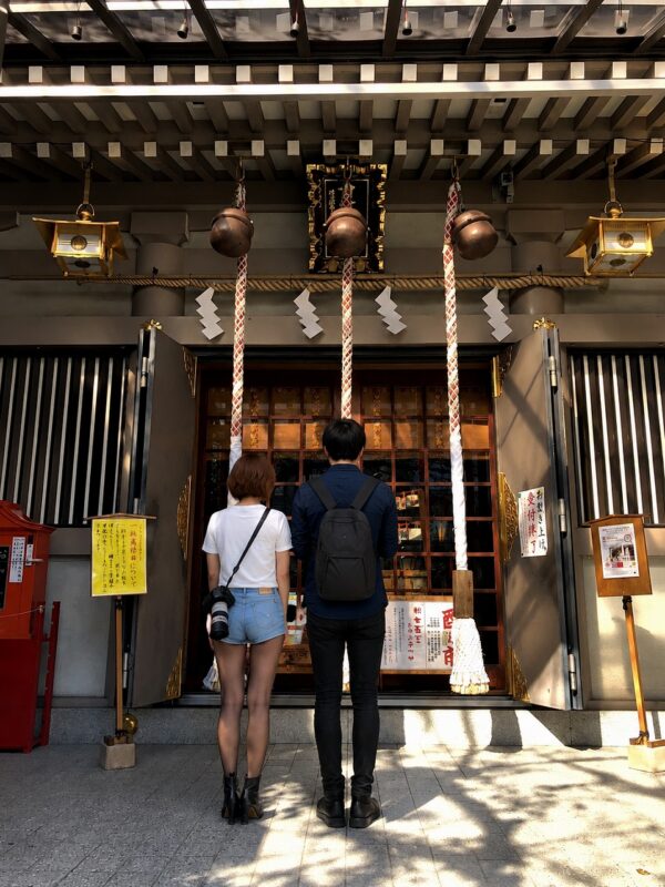 十番稲荷神社、拝殿前にて