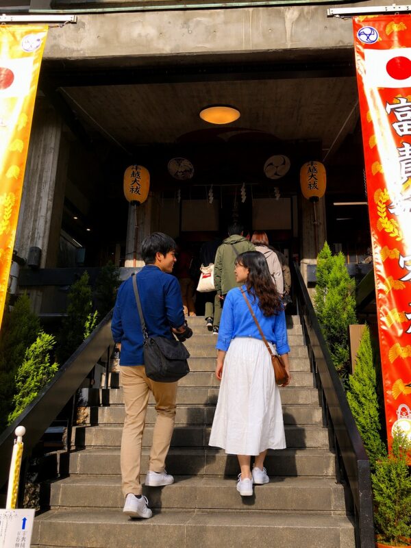 烏森神社、参道階段、佐久間とやよい