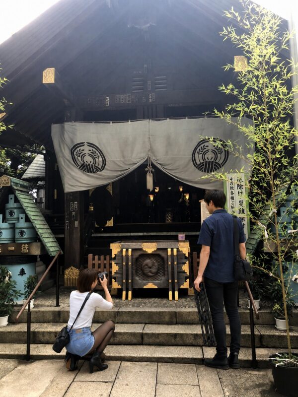 波除神社、拝殿前、チーコと蒼井
