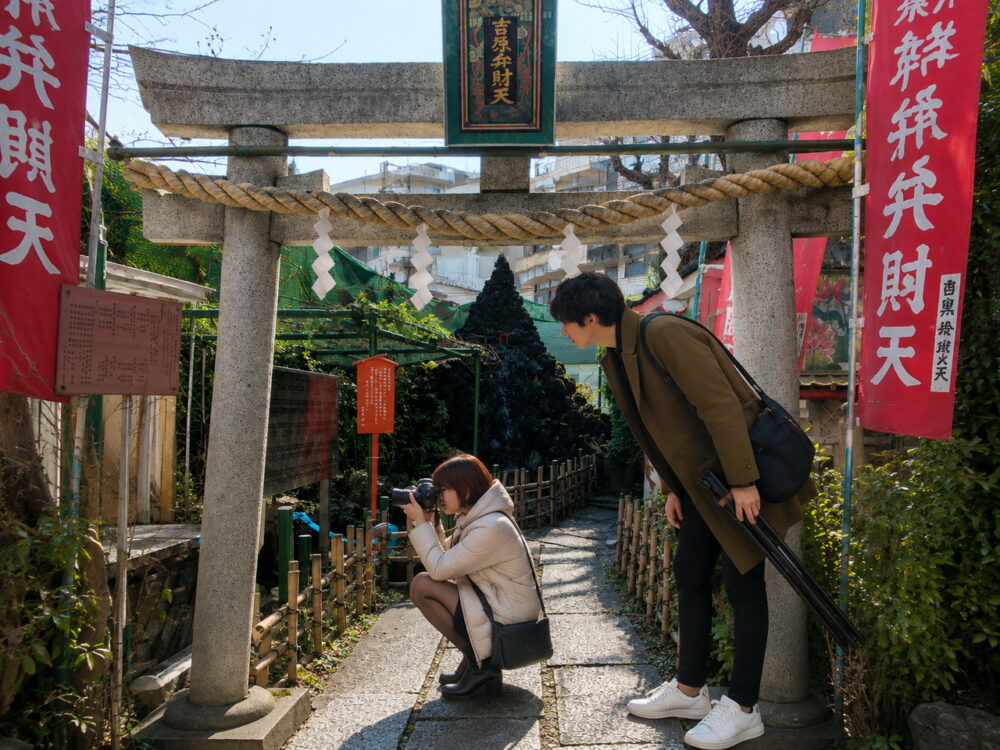 吉原神社、鳥居前、ちーこと蒼井